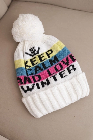 Czapka damska zimowa z wełną i napisem z dużym pomponem K422 biała