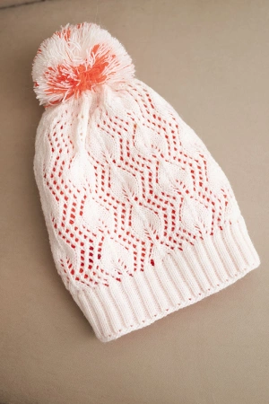 Czapka damska zimowa z wełną w ozdobny splot z pomponem K467 biała + pomarańćzowa