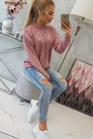 Sweter z półgolfem i wzorem w romby ciemny różowy