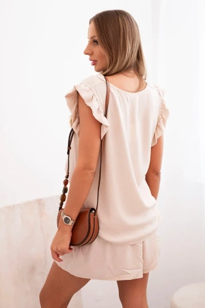 Komplet damski z wiskozy bluzka z falbankami i krótkie szorty beżowy