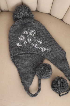 Czapka damska zimowa uszatka z pomponami K431 grafitowa