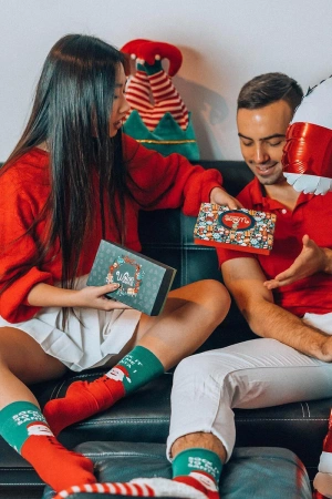 Skarpetki unisex świąteczne w pudełku – zestaw 2 par z Mikołajem i paskami
