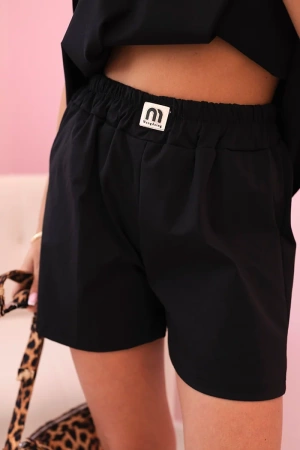 Komplet damski z falbanką – bluzka z krótkim rękawem i szorty z gumką czarny