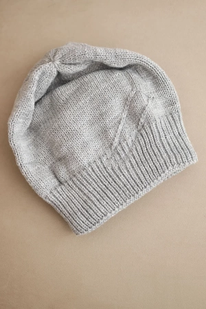 Czapka damska zimowa z wełną o prążkowanym splocie K471 szara