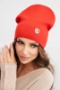 Czapka damska prążkowana z modalu i wiskozy z ozdobnym guzikiem czerwona
