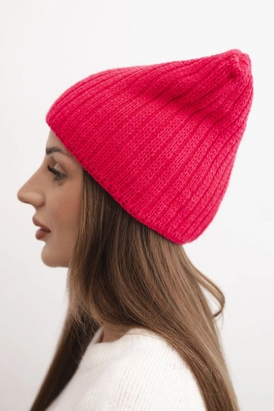 Czapka damska zimowa z wełną o kocim fasonie z prążkowanej dzianiny K419 fuksja