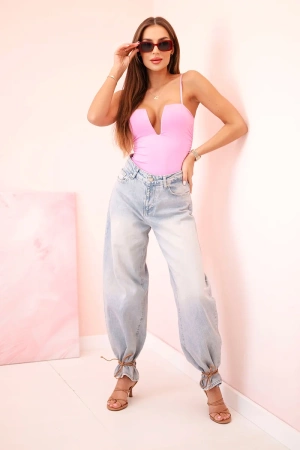 Bluzka body damska na ramiączka z marszczeniem i dekoltem V jasno różowa