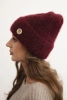 Czapka damska zimowa z puszystej dzianiny i z eleganckim guzikiem bordowa