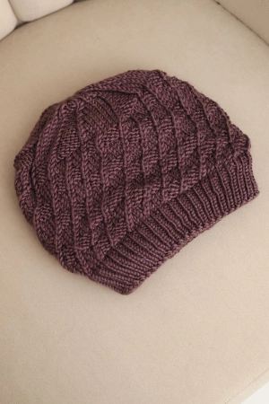 Czapka damska zimowa wełniany z ozdobnym splotem K430 śliwkowa