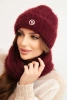 Komplet damski czapka i komin zimowy puszysty z ozdobnym emblematem bordowy