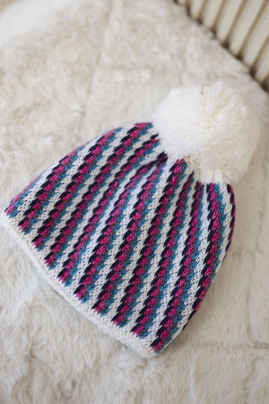 Czapka damska z pomponem Hanna K328 biały+jeansowy