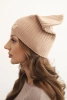 Czapka damska prążkowana z ozdobnym guzikiem z dodatkiem wełny i modalu camelowa