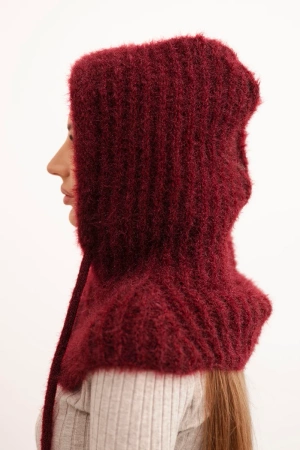 Czapka kaptur damski z delikatnym splotem z troczkami bordowy