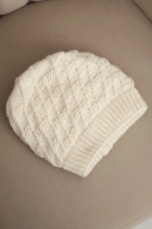 Czapka damska zimowa wełniany z ozdobnym splotem K430 beżowa