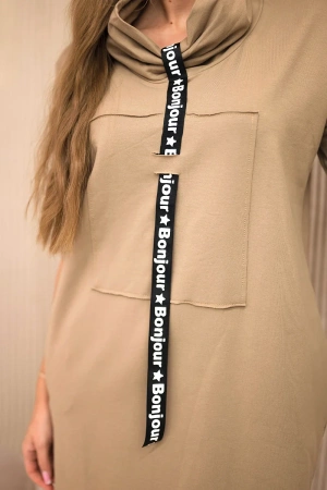 Sukienka z krawatem camelowa