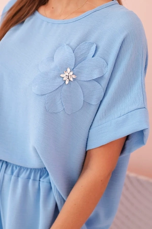 Komplet damski z wiskozy z ozdobnym kwiatem i szerokimi spodniami niebieski