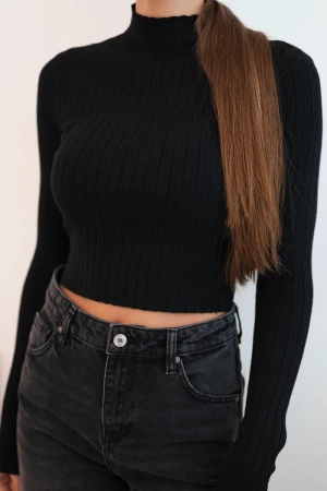 Bluzka damska prążkowana z golfem czarna