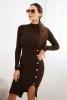 Sukienka damska prążkowana z golfem i ozdobnymi guzikami brązowa