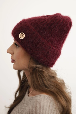 Czapka damska zimowa z puszystej dzianiny i z eleganckim guzikiem bordowa