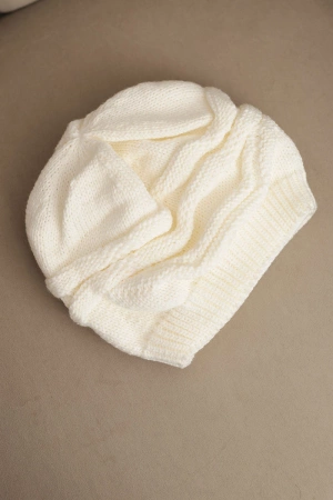 Czapka damska zimowa wełniana z ozdobnym splotem K429 ecru