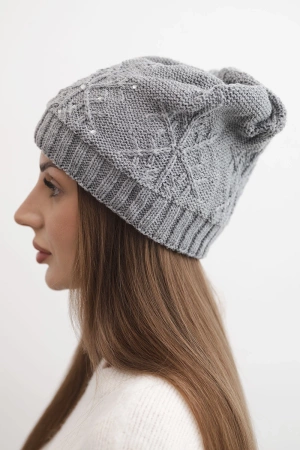 Czapka damska zimowa z wełną i ozdobnym splotem z perełkami K470 ciemno szara