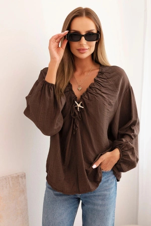 Bluzka damska z wiskozą z marszczonym dekoltem i ozdobą brązowa