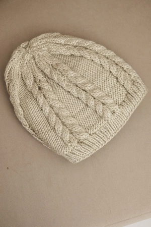 Czapka damska zimowa wełniana z warkoczowym splotem K452 ciemno beżowa