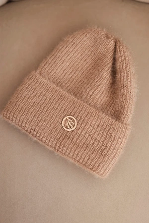 Czapka damska zimowa puszysta z ozdobnym guzikiem jasno camelowa