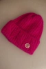 Czapka damska zimowa z puszystej dzianiny i z eleganckim guzikiem fuksja