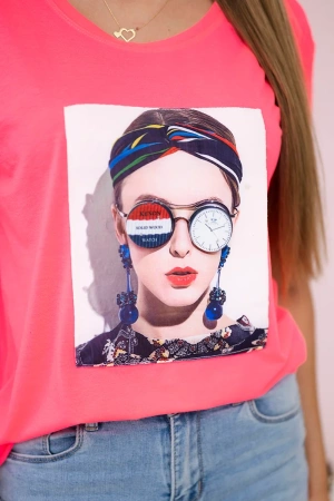Bluzka z grafiką kobiety różowy neon