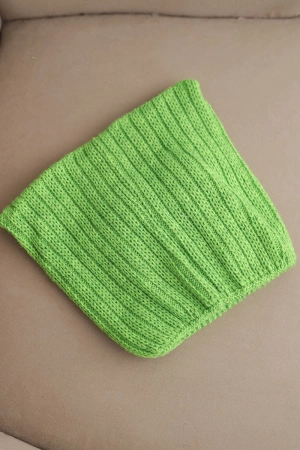 Czapka damska zimowa z wełną o kocim fasonie z prążkowanej dzianiny K419 zielona