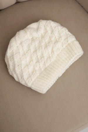 Czapka damska zimowa wełniany z ozdobnym splotem K430 ciemne ecru