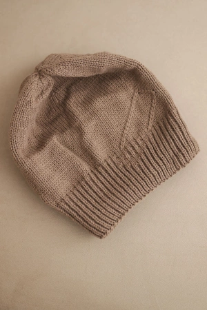 Czapka damska zimowa z wełną o prążkowanym splocie K471 mocca