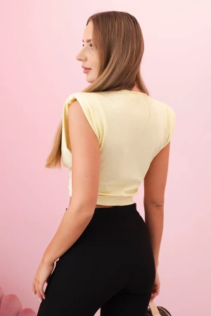 Bluzka damska z głębokim dekoltem i ozdobnym detalem żółta