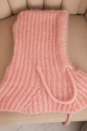 Czapka kaptur damski z delikatnym splotem z troczkami pudrowy róż