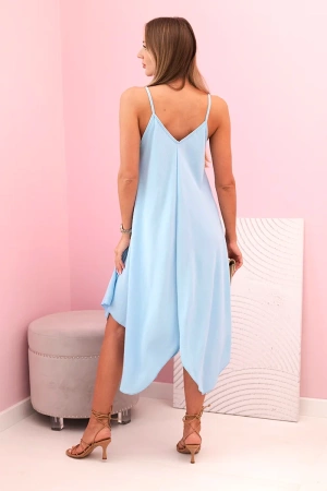 Sukienka damska na ramiączkach rozkloszowana z asymetrycznym dołem niebieska