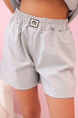 Komplet damski z falbanką – bluzka z krótkim rękawem i szorty z gumką szary melanż