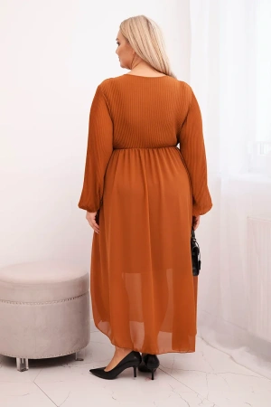 Sukienka plisowana damska Plus Size z wiskozy i z długim rękawem camelowa