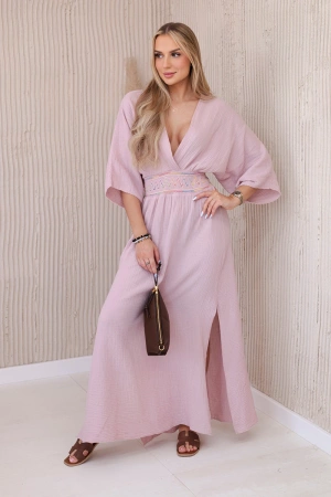 Sukienka muślinowa z haftem w talii ciemno różowa