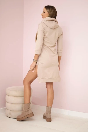 Sukienka z dłuższym tyłem i kolorowym nadrukiem beżowa