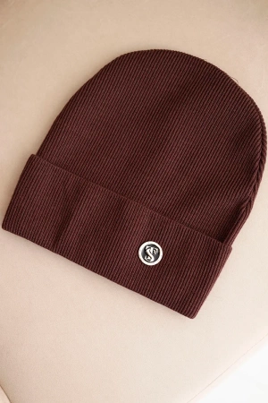 Czapka damska prążkowana z modalu i wiskozy z ozdobnym guzikiem brązowa