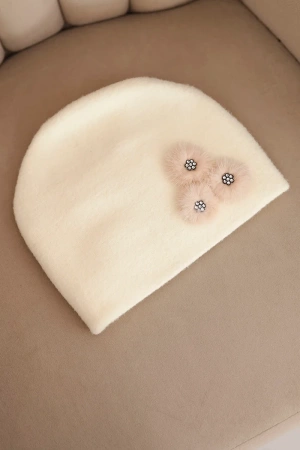 Czapka damska z ozdobnymi futrzanymi kwiatami elegancka ecru