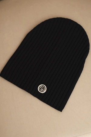 Czapka damska prążkowana z ozdobnym guzikiem z dodatkiem wełny i modalu czarna