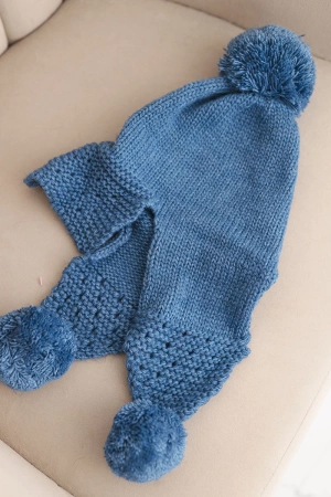 Czapka damska zimowa z wełną z daszkiem i pomponami K475 jeansowa