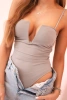Bluzka body damska na ramiączka z marszczeniem i dekoltem V fango