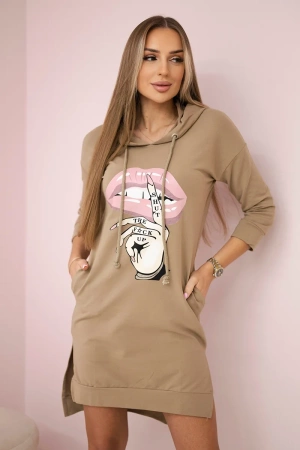 Sukienka z dłuższym tyłem i kolorowym nadrukiem camelowa