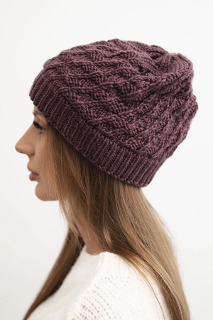 Czapka damska zimowa wełniany z ozdobnym splotem K430 śliwkowa