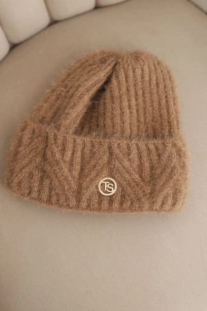 Czapka damska zimowa z puszystej dzianiny i z eleganckim guzikiem camelowa