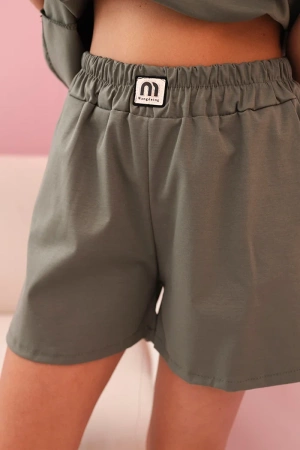 Komplet damski z falbanką – bluzka z krótkim rękawem i szorty z gumką khaki