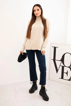 Sweter damski wiskozowy z prążkowanym półgolfem i luźnym fasonem beżowy